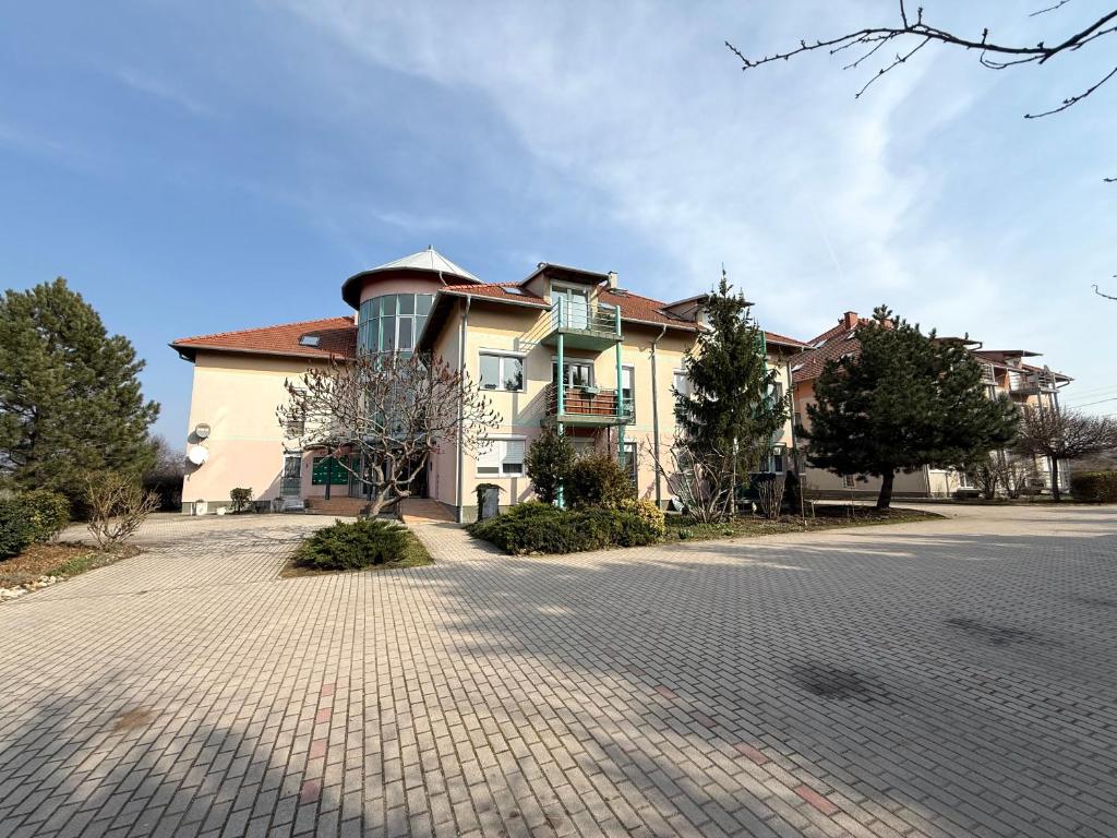 Sunset Gardony Apartman